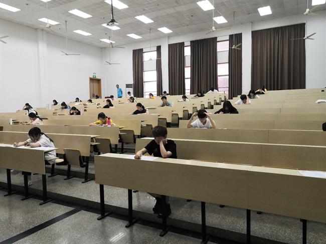 中专老师上课2.jpg