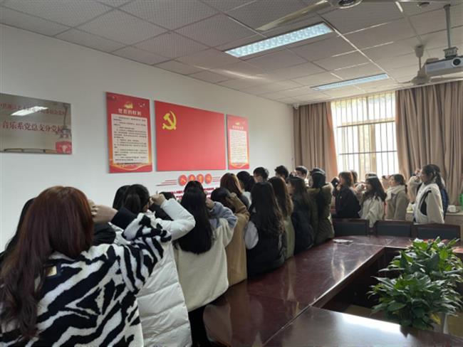 20201217音乐系举行新党员入党宣誓仪式450.png