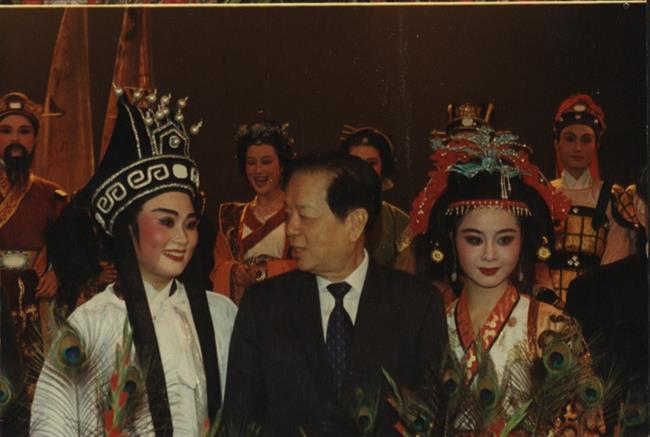 时任国务院副总理、外交部长钱其琛与《西施断缆》演员合影.jpg