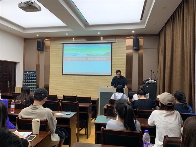 黄思远上党课.jpg 黄思远上党课.jpg