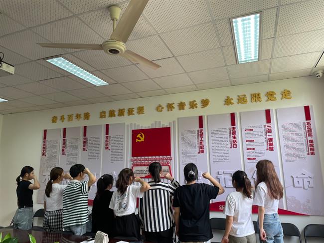 学生党员宣誓2.jpg